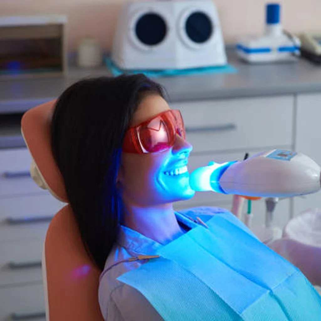 Trajtim profesional për zbardhimin estetik të dhëmbëve me LED Whitening